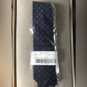 NEW Brooks Brothers Navy Patterned Tie